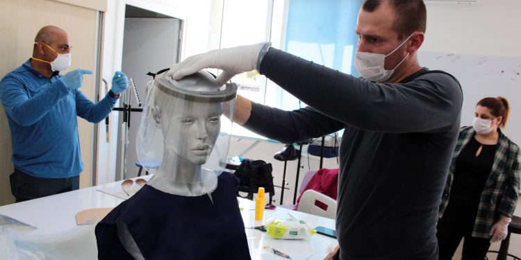 Meslek Liseleri maske üretimine başladı