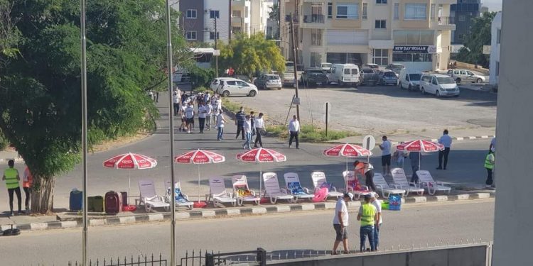 Turizmcilerden, Başbakanlık önünde şezlonglu şemsiyeli eylem