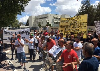 Güney Kıbrıs’ta çalışanlar kapıların açılması konusunda “direneceklerini” duyurdu