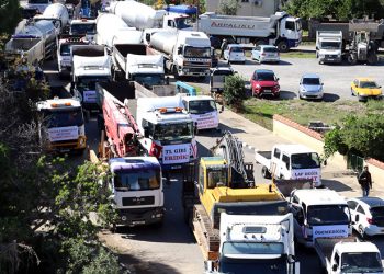Müteahhtiler’in araçlı eylemi Lefkoşa’yı kilitledi