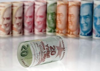 Türk Lirası yine kabusa uyandı. Dolar haftanın ilk gününde rekor tazeledi