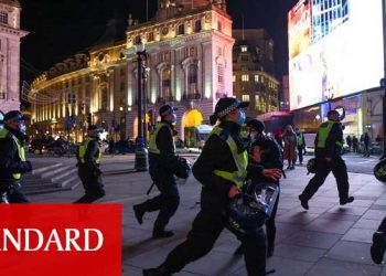 İngiltere’deki karantina protestosunda 104 kişi gözaltına alındı