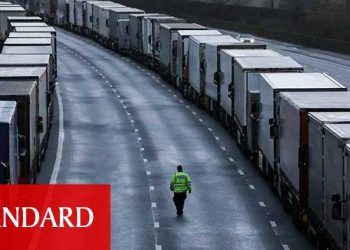 Fransa İngiltere’den gelişleri kapattı 1500’den fazla tır Dover limanında  bekliyor