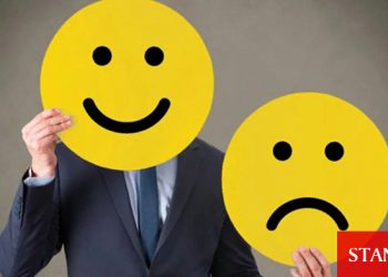 Garip bir mutluluk içinde yaşayıp gidiyoruz!