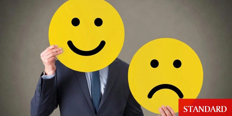 Garip bir mutluluk içinde yaşayıp gidiyoruz!