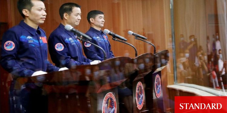 Çin’in yeni uzay istasyonunda görev yapacak ilk astronot ekibi yola çıktı