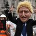 Greenpeace, Boris Johnson’ın kapısına 625 kg plastik çöp döktü