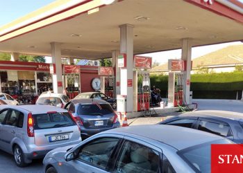 Akaryakıt krizi hortladı, istasyonlarda kuyruk var
