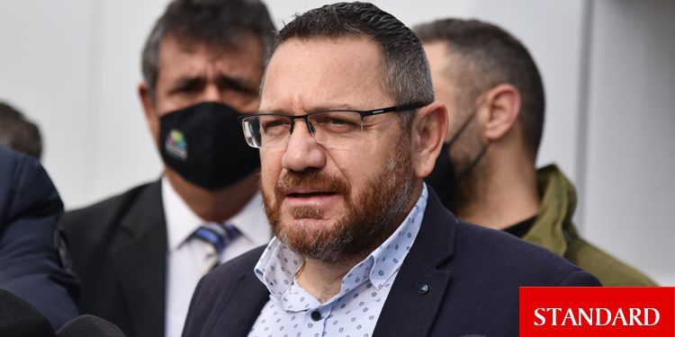 KTÖS ve KTOEÖS Eğitim Bakanlığı önünde eylem yaptı