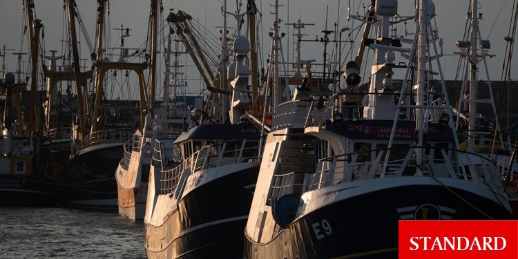 İngiltere, limanlarına Rus gemilerinin erişimini yasakladı