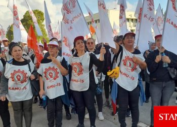 Kamu-İş, hademelerle Meclis önünde
