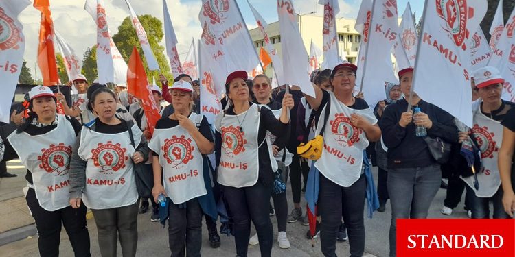 Kamu-İş, hademelerle Meclis önünde