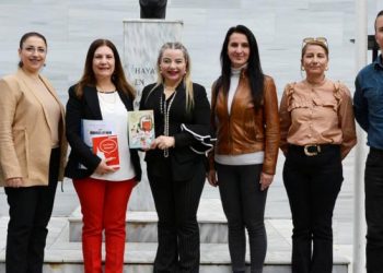 Tatil sonrası ilk ziyaret Demokrasi Ortaokulu’na yapıldı