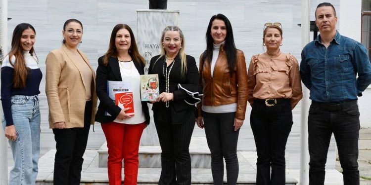 Tatil sonrası ilk ziyaret Demokrasi Ortaokulu’na yapıldı