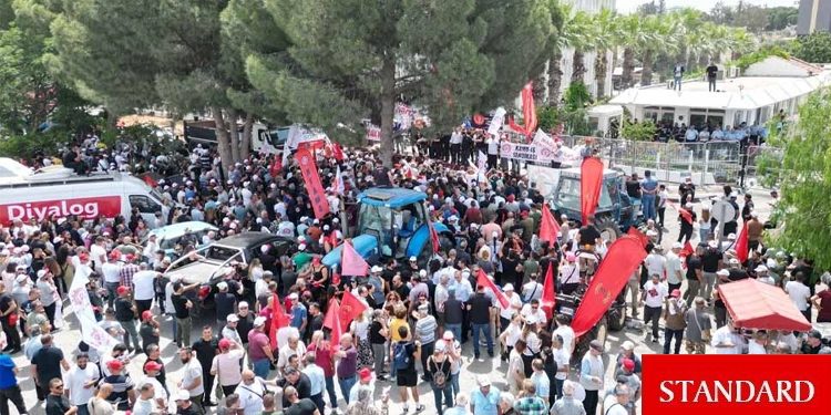 Sendikalar, Başbakanlık önüne eylemde