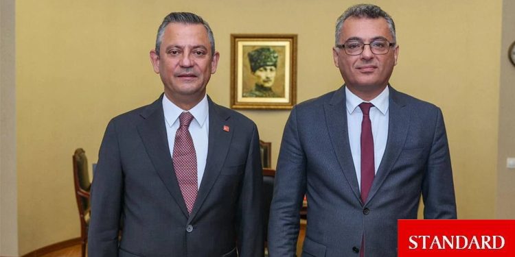 CHP Genel Başkanı Özgür Özel’den Tufan Erhürman’a tebrik