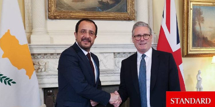 Starmer, Hristodulidis’le telefonda görüştü: Üslerin saldırı için kullanılmayacağı sözü yinelendi