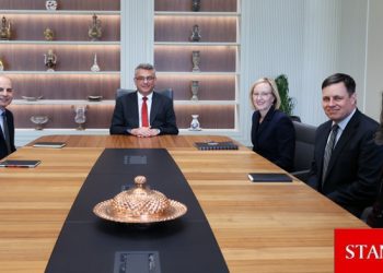Erhürman, Davis ile görüştü