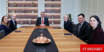 Erhürman, Davis ile görüştü